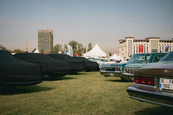 Shimmer and Shine: The Definitive UK Guide to Rocking Sequin Tops for Every Festive Celebration