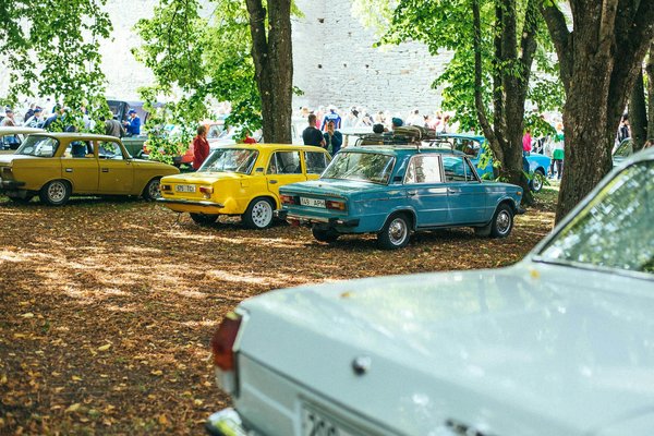 Curate your eco-friendly capsule wardrobe: explore leading sustainable fashion brands in the uk